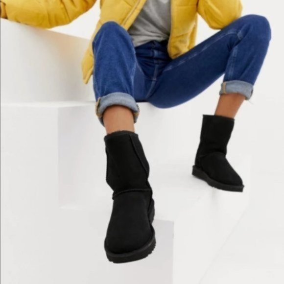 UGG Classic Short II Boots in Black - NEW - Picture 3 of 7